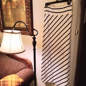 🎄4 for $20! Womens Striped Maxi Skirt